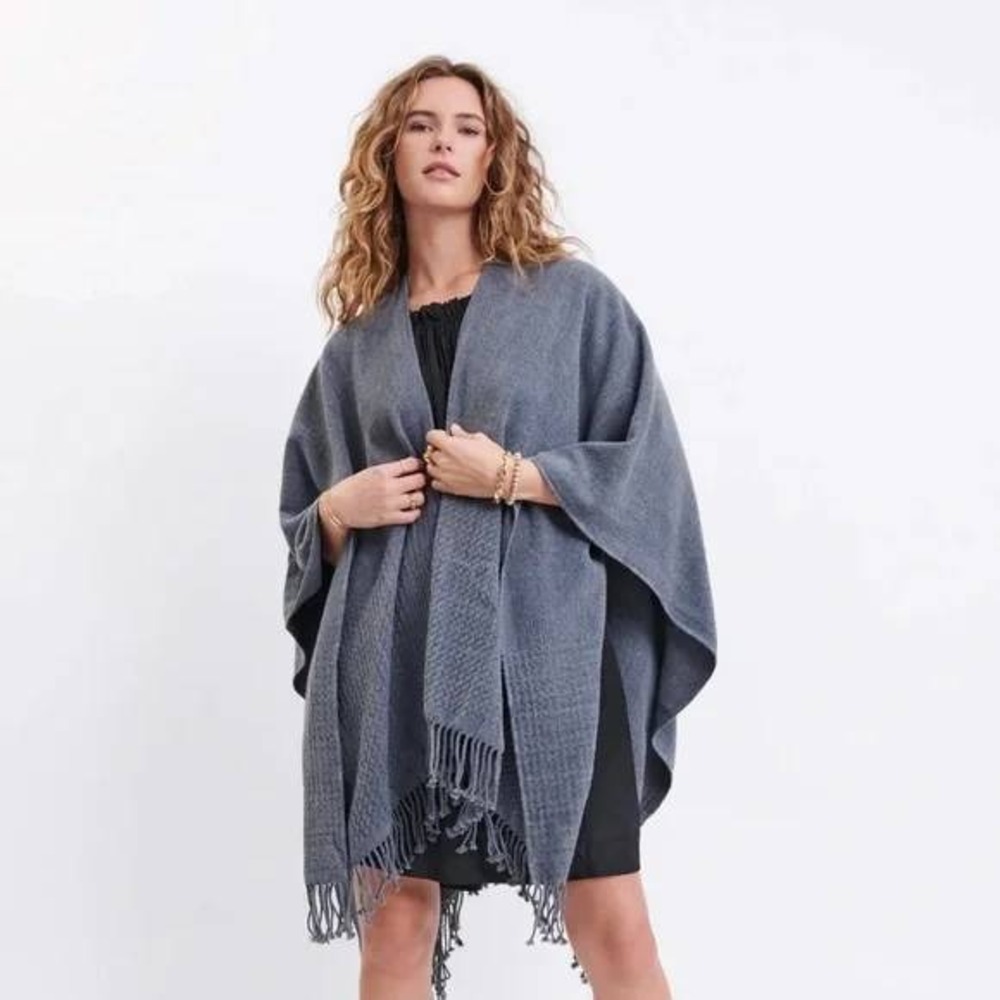 MERSEA Classic Travel Wrap Poncho Sweater One‎ Size Gray Fringe Quiet Luxury